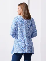 Blusa de algodón labrado marca Ruby Rd, con estampado abstracto en blanco y celeste, escote en V, mangas tres cuartos y aplique de botones en los laterales. Corte asimétrico.