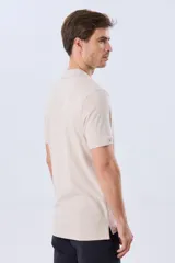 Remera polo de manga corta en color azul melange, con cuello camisero, cierre frontal de dos botones y pequeño bordado en el pecho.
