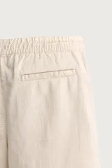Bermuda de algodón en color beige, con corte relaxed fit, cintura elástica con cordón ajustable y bordado a tono en la pernera.