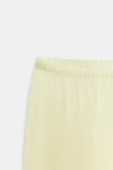 Pantalón de corte recto y tiro medio, confeccionado en tejido fluido de lyocell. Presenta cintura elástica con cordón ajustable.