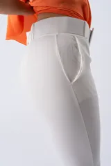 Pantalón de corte recto y tiro medio, color blanco, con cintura ajustable mediante cinturón integrado con hebilla del mismo tono. Presenta un diseño minimalista con dobladillo en los tobillos.