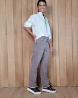 Pantalón de jean de corte recto y tiro medio, en color gris oscuro con efecto lavado. Presenta cierre frontal con botón y bolsillos laterales y traseros.