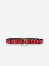 Cinto de cuero rojo con acabado texturizado, decorado con tachas metálicas plateadas y hebilla cuadrada de metal.