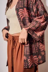 Kimono de viscosa color cobre con estampado de hojas y palmeras, de manga corta tres cuartos y diseño abierto y fluido.