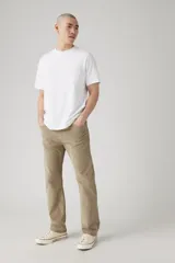 Pantalón de corduroy de corte regular fit y tiro medio, en color beige.