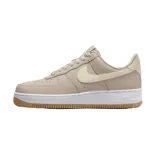 Championes Nike Air Force 1 de corte bajo, color blanco con detalles en textura de piel de serpiente en tono bronce en el swoosh lateral y en el talón.