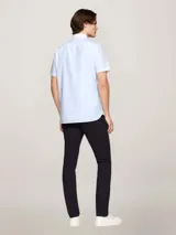 Camisa de corte regular confeccionada en algodón Oxford, con diseño de manga corta, cuello con botones y logo de la marca bordado en el pecho.