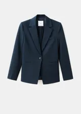 Blazer entallado color azul marino, con cuello pico con solapa, bolsillos de solapa en la parte delantera y cierre de botones.