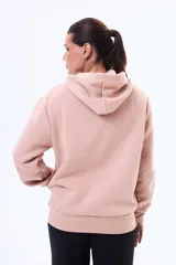 Buzo tipo canguro de felpa color marrón, con capucha ajustable mediante cordones y bolsillo frontal tipo canguro.