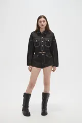Short de jean negro con costuras en contraste blanco, diseño de tiro medio y bolsillos funcionales.