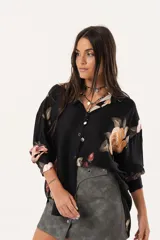 Camisa oversize negra con estampado floral, abotonada y con cuello camisero.