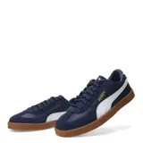 Championes urbanos Puma modelo Club II Era, color negro con detalles en blanco y suela de goma color marrón. Confeccionados en una combinación de cuero y gamuza, cuentan con plantilla SOFTFOAM+ para mayor amortiguación y soporte.