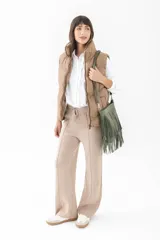 Cartera bandolera color suela, con diseño de flecos largos en la parte frontal y correa ajustable.