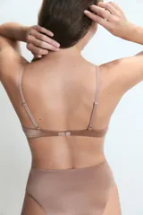 Soutien de diseño minimalista en color verde esmeralda, con aro escondido para mayor comodidad y breteles finos ajustables.