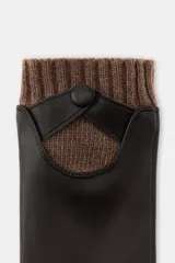 Guantes cortos combinados en efecto piel color negro, con puños de lana en color marrón y detalle de botón a presión.