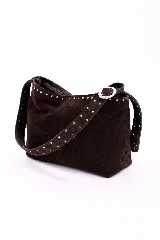Cartera de hombro confeccionada en cuero natural, con diseño minimalista y correa ajustable con hebilla metálica.