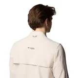Camisa de manga larga Columbia Titanium, color beige, diseñada para actividades al aire libre. Presenta cierre frontal con botones a presión, bolsillo con cremallera en el pecho, anilla en D y ventilación en la espalda. Confeccionada con tecnología Omni-Shade UPF 50 y Omni-Wick para mayor protección y secado rápido.