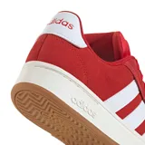 Championes urbanos Adidas Grand Court Alpha, color rojo con las icónicas tres tiras laterales en blanco. Presentan una capellada de material sintético, interior textil, plantilla con amortiguación Cloudfoam y suela de goma resistente.