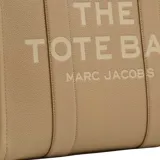 Bolso tipo tote de gran tamaño, confeccionado en cuero negro con textura granulada. Presenta el logo de la marca estampado en el frente con la inscripción The Tote Bag Marc Jacobs. Cuenta con asas superiores resistentes y un diseño espacioso.