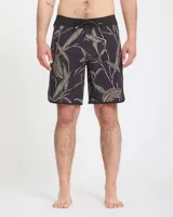 Short de baño Volcom modelo Abg Encounter Scallop Mod de 19 pulgadas, color negro con estampado de hojas y ramas en tonos verdes y rosados, con cintura ajustable mediante cordón.