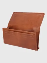 Billetera tipo cartera cruzada de cuero natural color caramelo, con solapa imantada y logo grabado. Cuenta con múltiples compartimentos para billetes, ranuras para tarjetas, bolsillos internos con cierre y correa ajustable y extraíble.