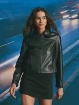 Chaqueta de cuero sintético color negro, con cuello clásico, cierre frontal con cremallera y diseño de corte recto.