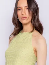 Top sin mangas color verde claro, con cuello halter y espalda baja.