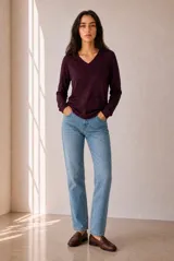 Sweater tejido de punto color bordó, con escote en V y mangas largas de corte clásico.