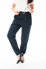 Pantalón de vestir azul marino, de corte recto, con bolsillos laterales y traseros. Se ajusta a la cintura con cinturón de cuero marrón.