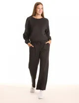 Pantalón tipo jogger de corte recto, color marrón con estampado animal print sutil. Presenta pretina ancha elastizada con lazo de ajuste y bolsillos laterales.