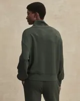 Buzo de tejido ligero DoubleSoft®, color verde oliva, con cuello alto y cierre frontal parcial. Presenta un corte ligeramente recortado, hombros caídos y puños pronunciados.