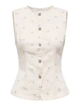 Chaleco de gabardina color crudo con estampado floral sutil, sin mangas, con cuello redondo y cierre frontal de botones metálicos.