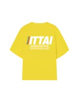 Remera marrón de corte holgado con estampado en la espalda que incluye la palabra "ITTAI" en blanco con líneas rojas y azules, la frase "AN IBIZA PRODUCE" y un texto más pequeño que dice "Ittai Stars Department Gallery - Ibiza Edition. If you're in Ibiza, 112 is not an option.".