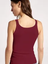 Musculosa de tejido acanalado en color celeste, con escote redondo y corte ajustado al cuerpo.