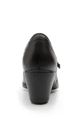 Zapato de tacón Flexi de cuero negro con hebilla lateral y elástico.