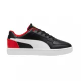 Championes Puma modelo Caven 2.0 edición Ferrari, de diseño urbano con exterior en cuero sintético negro, franja lateral blanca y detalles en rojo en el talón y el interior. Presenta el logo de Ferrari en la lengüeta y suela de goma blanca.