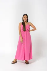 Vestido largo color naranja de breteles finos, con escote en V y botones frontales.