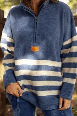 Buzo de lana merino con diseño a rayas horizontales en azul y blanco, cuello alto con cierre frontal y mangas largas.