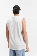 Musculosa oversize blanca de corte amplio y líneas simples, confeccionada en 100% algodón con efecto acid wash.