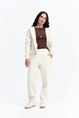 Campera tipo hoodie de algodón color crema, con cierre frontal completo, capucha y bolsillos laterales.