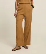 Pantalón recto color ocre con textura acanalada, de cintura alta con elástico y bolsillos laterales.