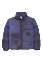 Campera acolchonada con efecto tie-dye en tonos azul y negro, cuello alto, cierre frontal con cremallera y bolsillos laterales. Cuenta con puños elásticos para mayor ajuste.