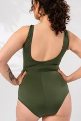 Malla entera color verde militar, con escote en V y nudo cruzado en el busto.