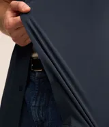 Camisa de manga corta azul marino, de corte recto con cuello camisero y cierre frontal de botones.
