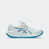 Championes de running Asics modelo Gel Cumulus 28, color blanco con detalles en azul y naranja. Cuentan con tecnología de amortiguación FF BLAST MAX y suela FLUIDRIDE para una pisada suave y reactiva.