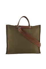 Cartera tipo tote de diseño amplio en color beige, con solapa superior y asas en color marrón. Incluye una correa larga regulable y desmontable con logo grabado, y un aplique metálico en forma de labios en la parte inferior.