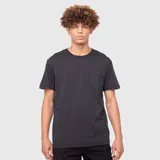 Remera de algodón orgánico con cuello redondo, manga corta y bolsillo frontal en el pecho.