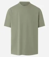 Remera de corte relaxed, confeccionada en algodón de tejido grueso con cuello redondo y mangas cortas.