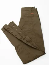 Pantalón de montar negro tableado, de corte ajustado y tiro alto, con detalles de botones en el tobillo.