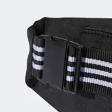 Riñonera Adidas Adicolor negra con logo del trifolio blanco en el frente y correa ajustable con las tres tiras características de la marca.
